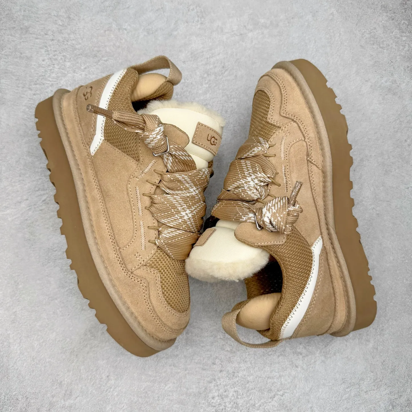 Pick up locally💰640 UGG 4032 Meyer autumn and winter sheepskin and fur integrated snow boots. All shoes are made of ZP from the same factory. Longfeng A-grade Australian imported sheepskin and fur integrated. Men's and women's boots brand OEM production line fully follows the ZP process. OEM original pattern maker adheres to the principle of no original shoes and no development selection. Pay attention to every detail. The most authentic version on the market TREADLITE "Light Wing" technology outsole Lightweight/durable/flexible/pile size: 35 36 37 38 39 40 41 42 43 44 45 Coding: by3936030
